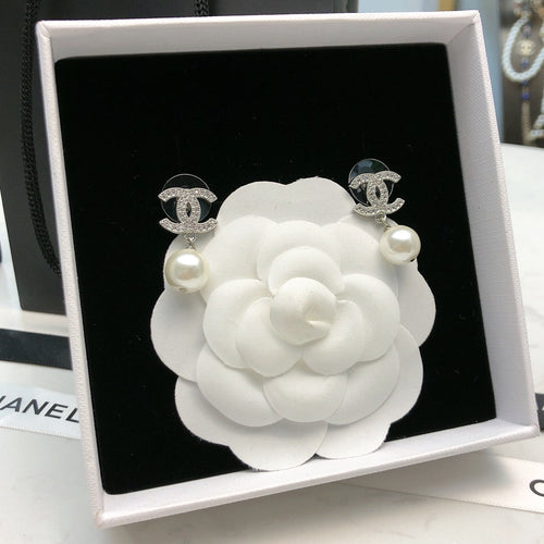 CHANEL 26S DOUBLE C LOGO PAVE CRYSTAL DROP EARRINGS WITH PEARL IN SILVER METAL 6333327