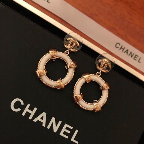 CHANEL 26S DOUBLE C LOGO ROUND DROP EARRINGS WITH WHITE ENAMEL IN GOLD METAL 631083