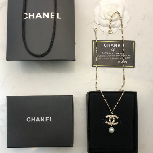 CHANEL 26S CHANEL CC LOGO PEARL EMBELLISHED PENDANT NECKLACE WITH DROP PEARL IN GOLD METAL 633314