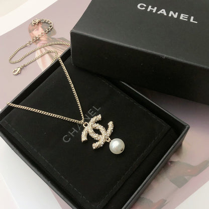 CHANEL 26S CHANEL CC LOGO PEARL EMBELLISHED PENDANT NECKLACE WITH DROP PEARL IN GOLD METAL 633314