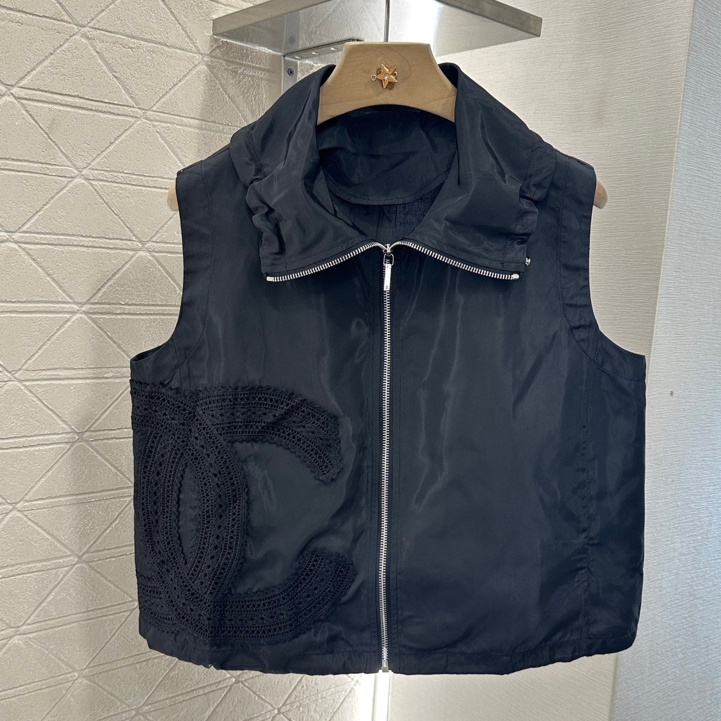 CHANEL SLEEVELESS TOP 272317