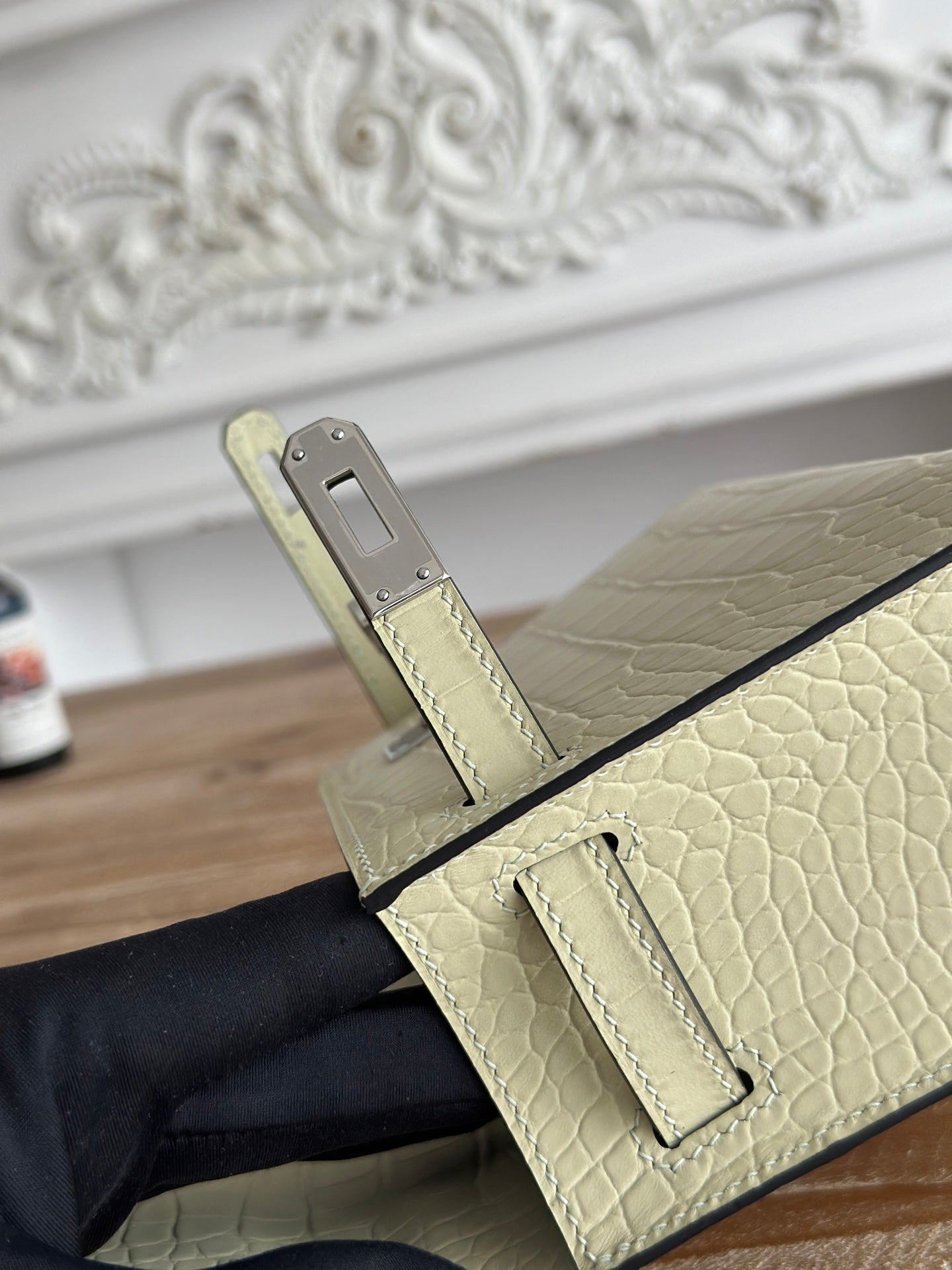 HM 26S KELLY MINI 22MM IN BEIGE CROC EMBOSSED CALFSKIN SILVER KELLY BUCKLE