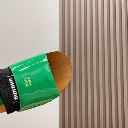 SLIPPERS IN GREEN GLOSSY CALFSKIN WITH BLACK HALF-FOOT SOCKS