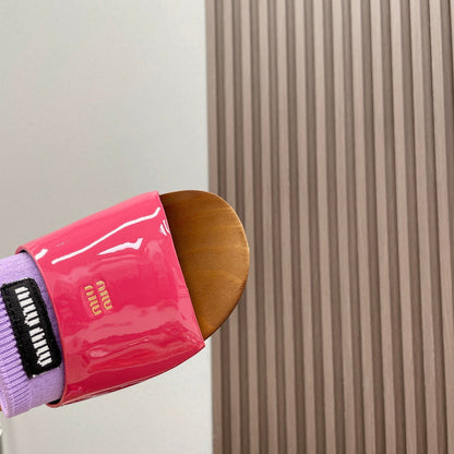 SLIPPERS IN PINK GLOSSY CALFSKIN WITH PURPLE HALF-FOOT SOCKS