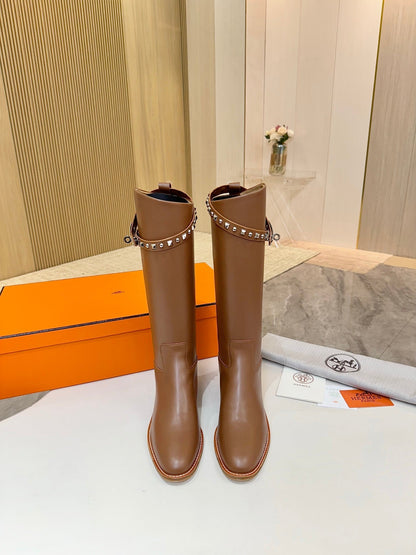 HM 25S KNEE-HIGH FLAT BOOTS IN BROWN LAMBSKIN WITH SILVER HARDWARE