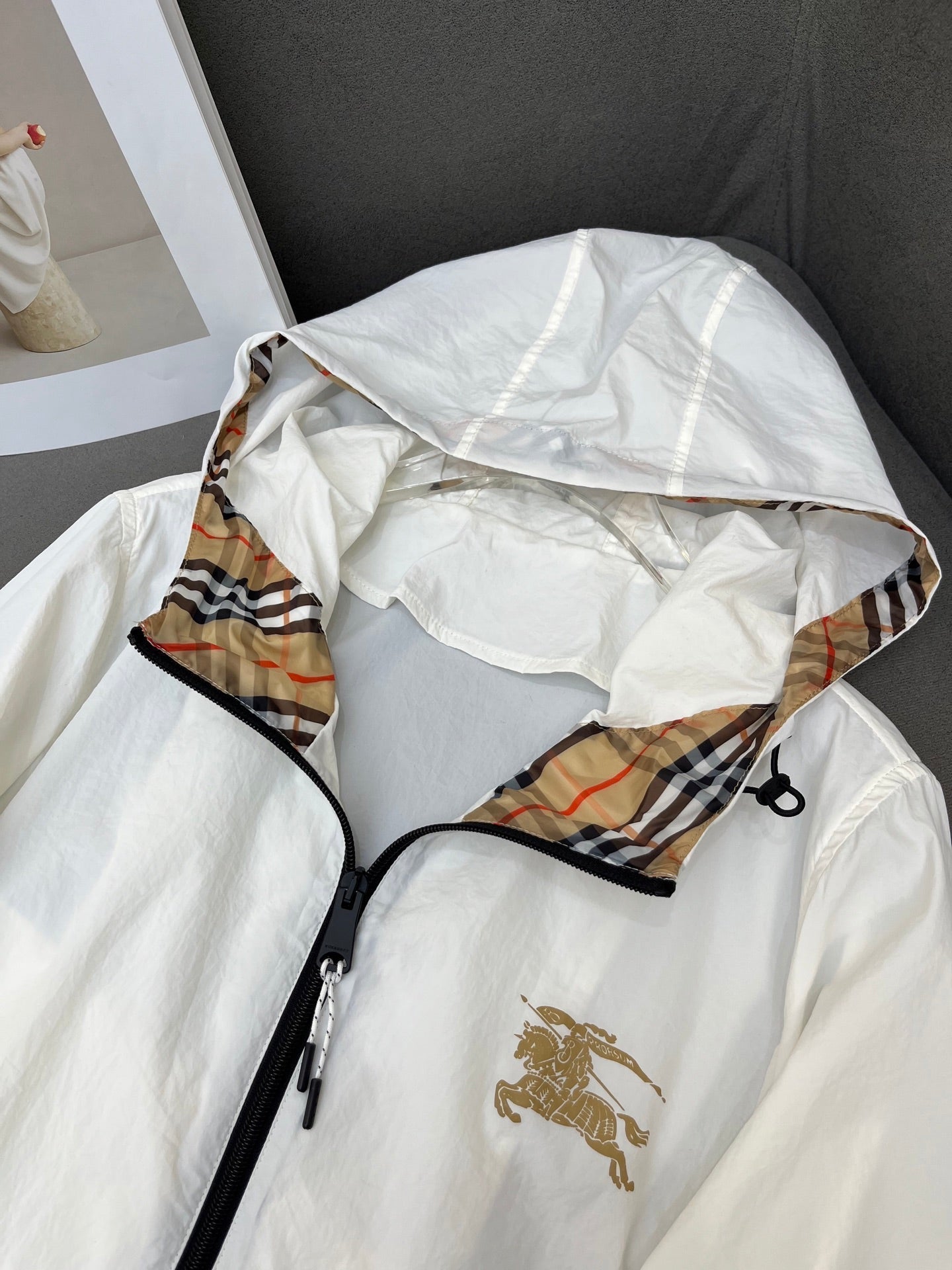 HOODED WINDBREAKER IN WHITE
