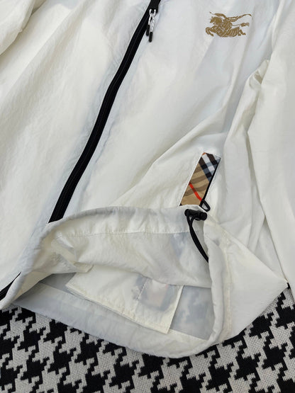 HOODED WINDBREAKER IN WHITE