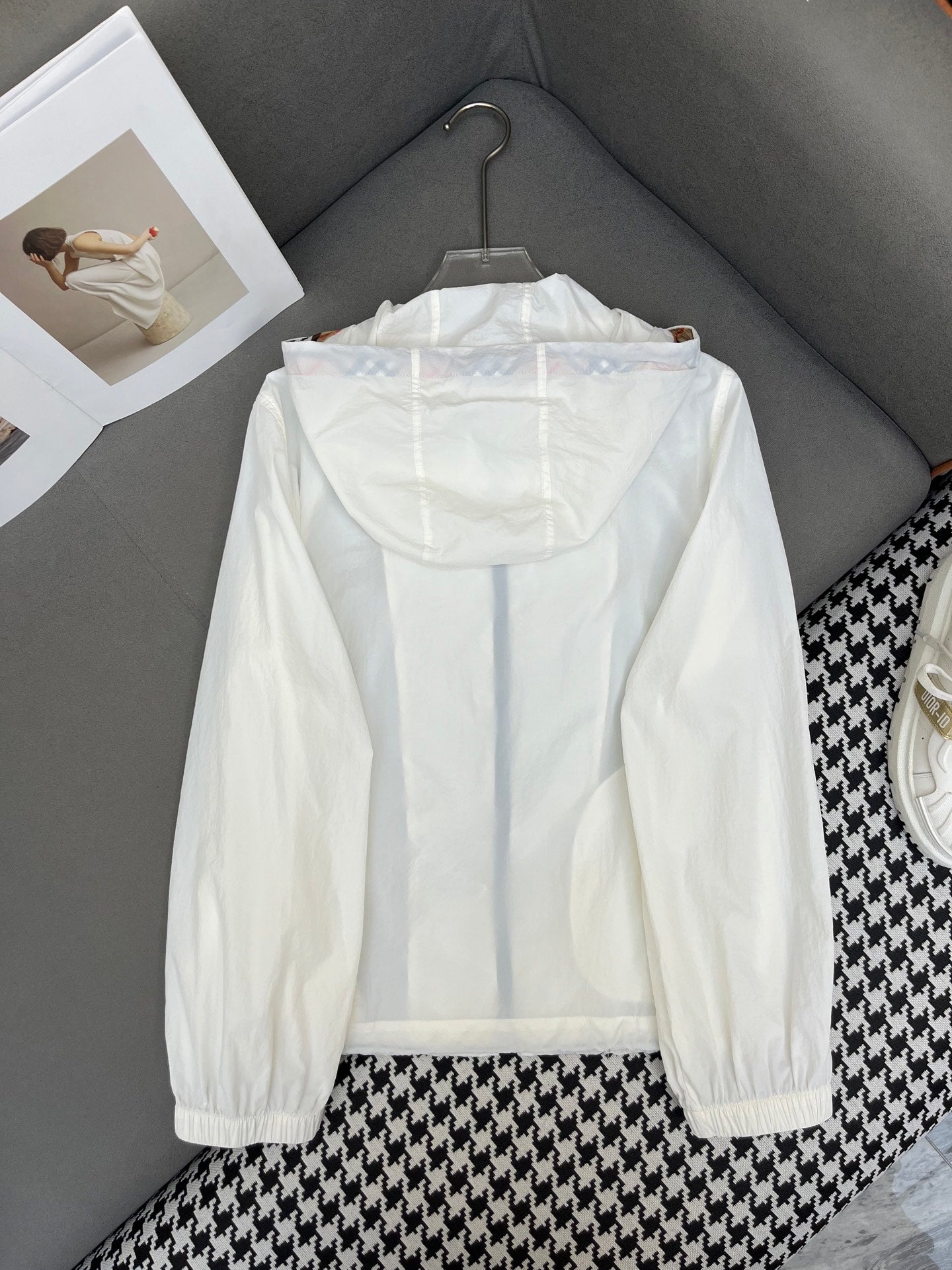 HOODED WINDBREAKER IN WHITE