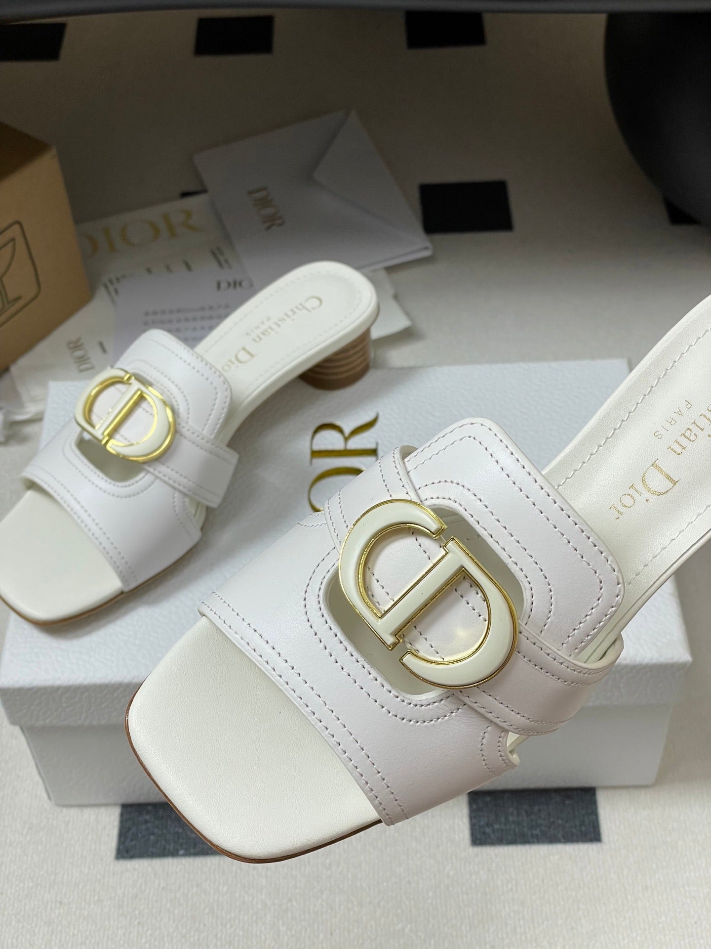 DIOR HIGH HEEL CLASSIC MONTAIGNE 40 MM 25S IN WHITE LAMBSKIN WITH CD LOGO