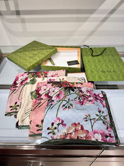 GUCCI 25S SCARF 180 IN SILK 737207