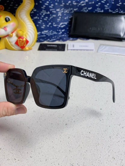 SQUARE SUNGLASSES 641812 IN BLACK ACETATE GOLD CHAIN