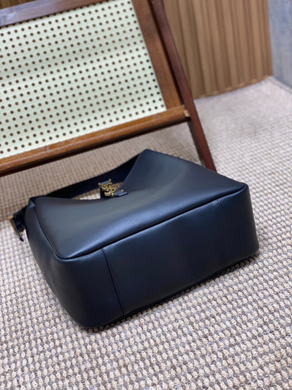 LE 5 À 7 LARGE SUPPLE BAG 31 IN BLACK CALFSKIN