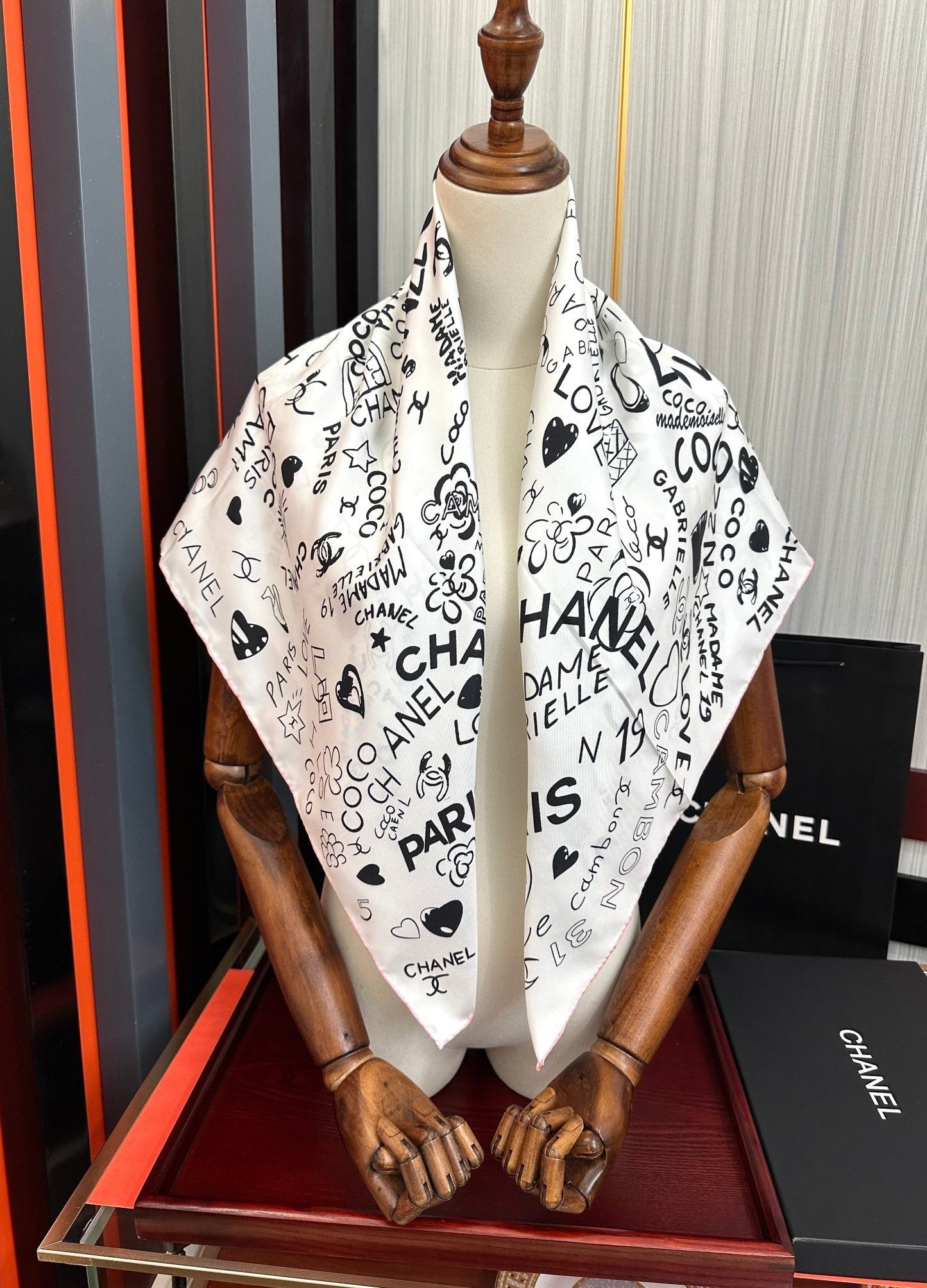 CHANEL 25S SCARF 90 IN SILK 738421
