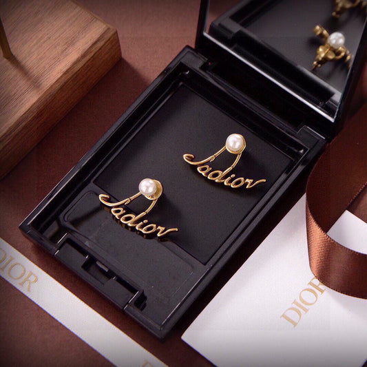 CD 26S JADIOR PEARL LOGO CURVED STUD EARRINGS IN GOLD TONE METAL 629860