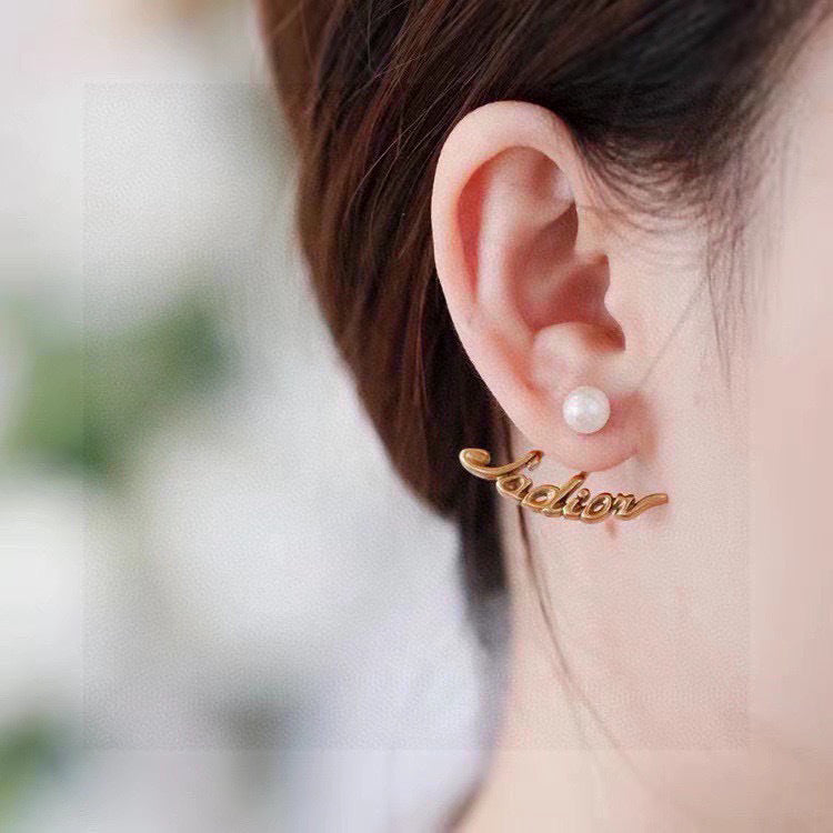 CD 26S JADIOR PEARL LOGO CURVED STUD EARRINGS IN GOLD TONE METAL 629860