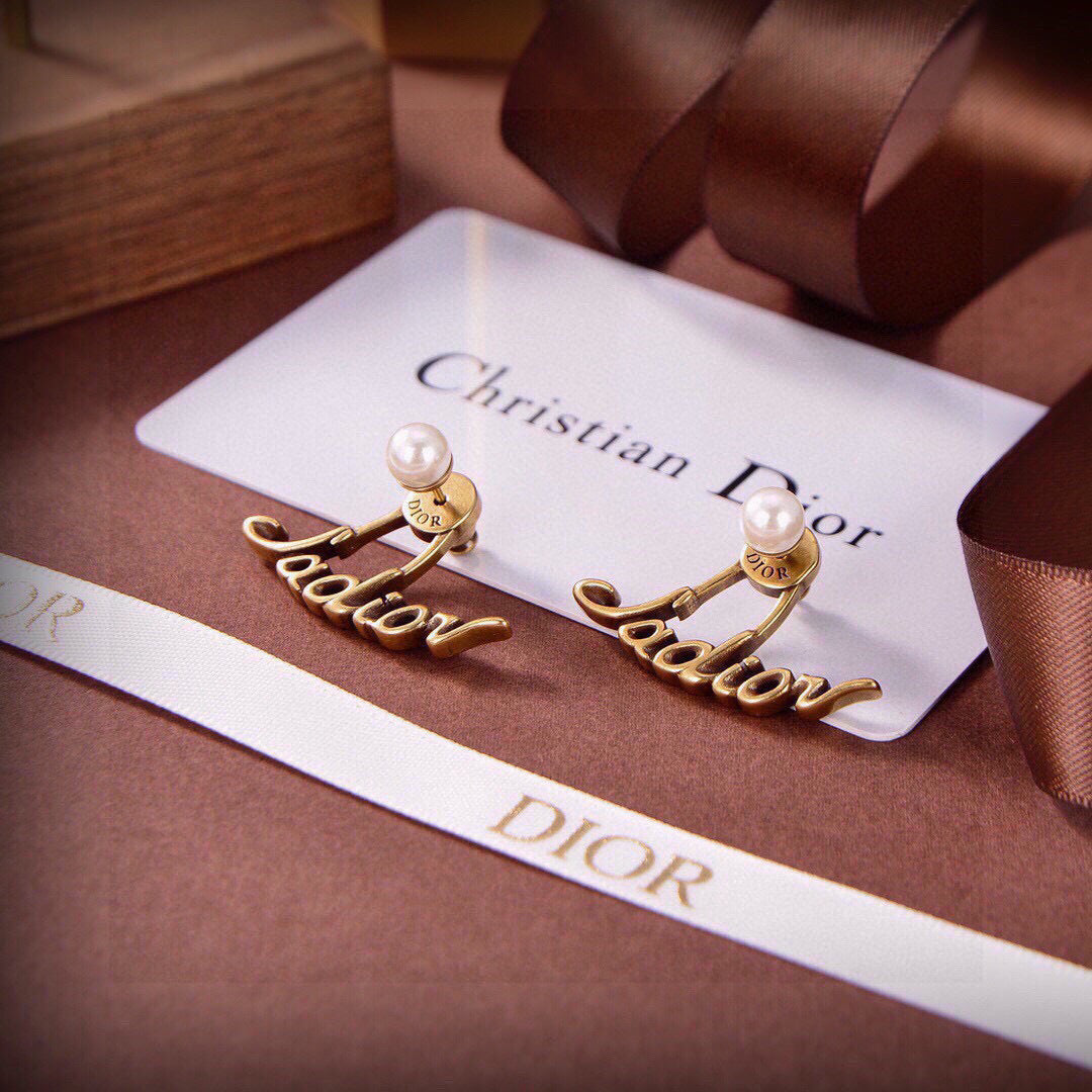 CD 26S JADIOR PEARL LOGO CURVED STUD EARRINGS IN GOLD TONE METAL 629860