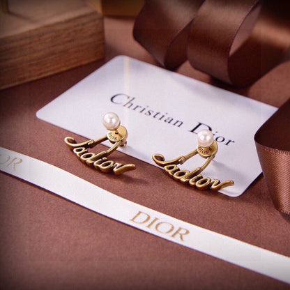 CD 26S JADIOR PEARL LOGO CURVED STUD EARRINGS IN GOLD TONE METAL 629860