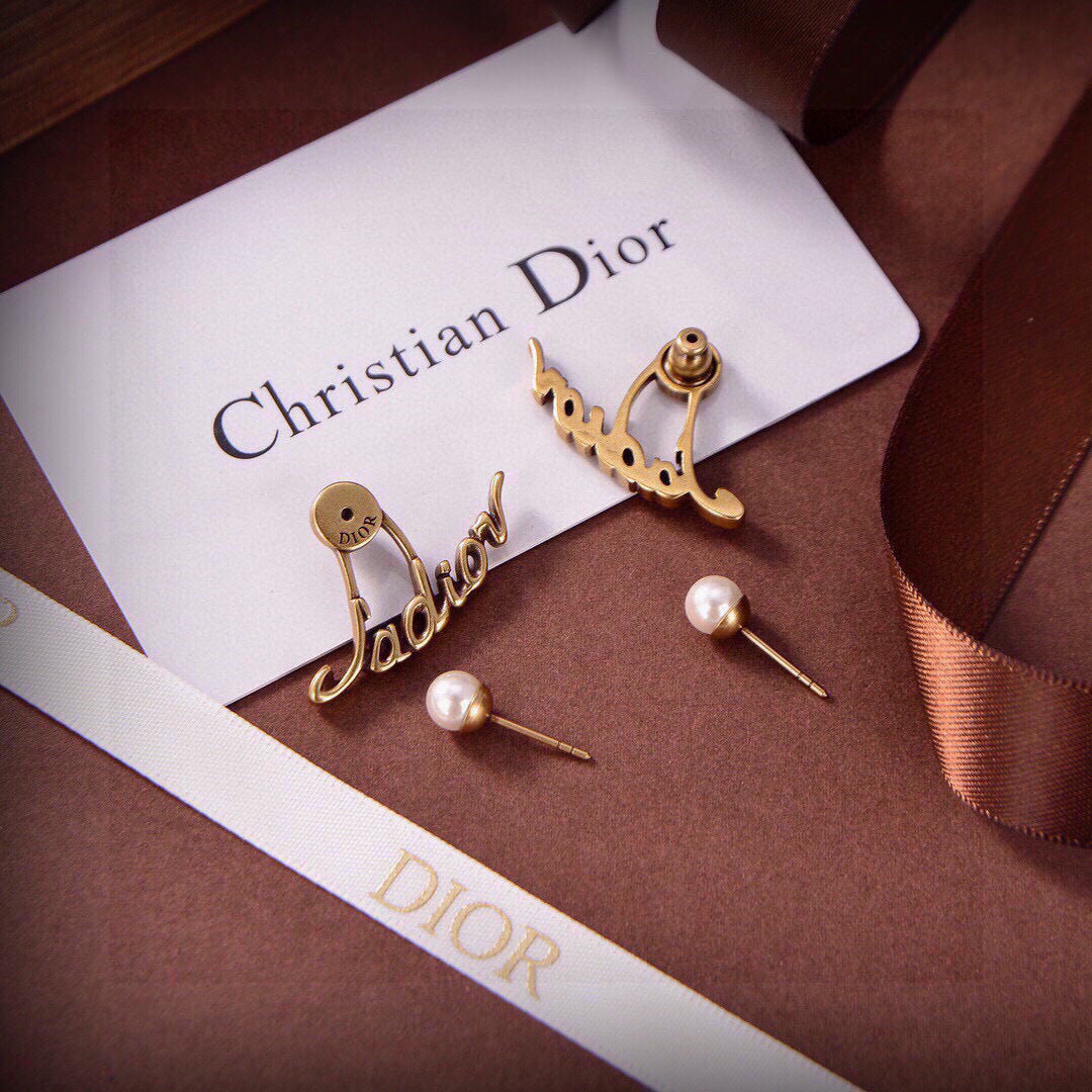 CD 26S JADIOR PEARL LOGO CURVED STUD EARRINGS IN GOLD TONE METAL 629860