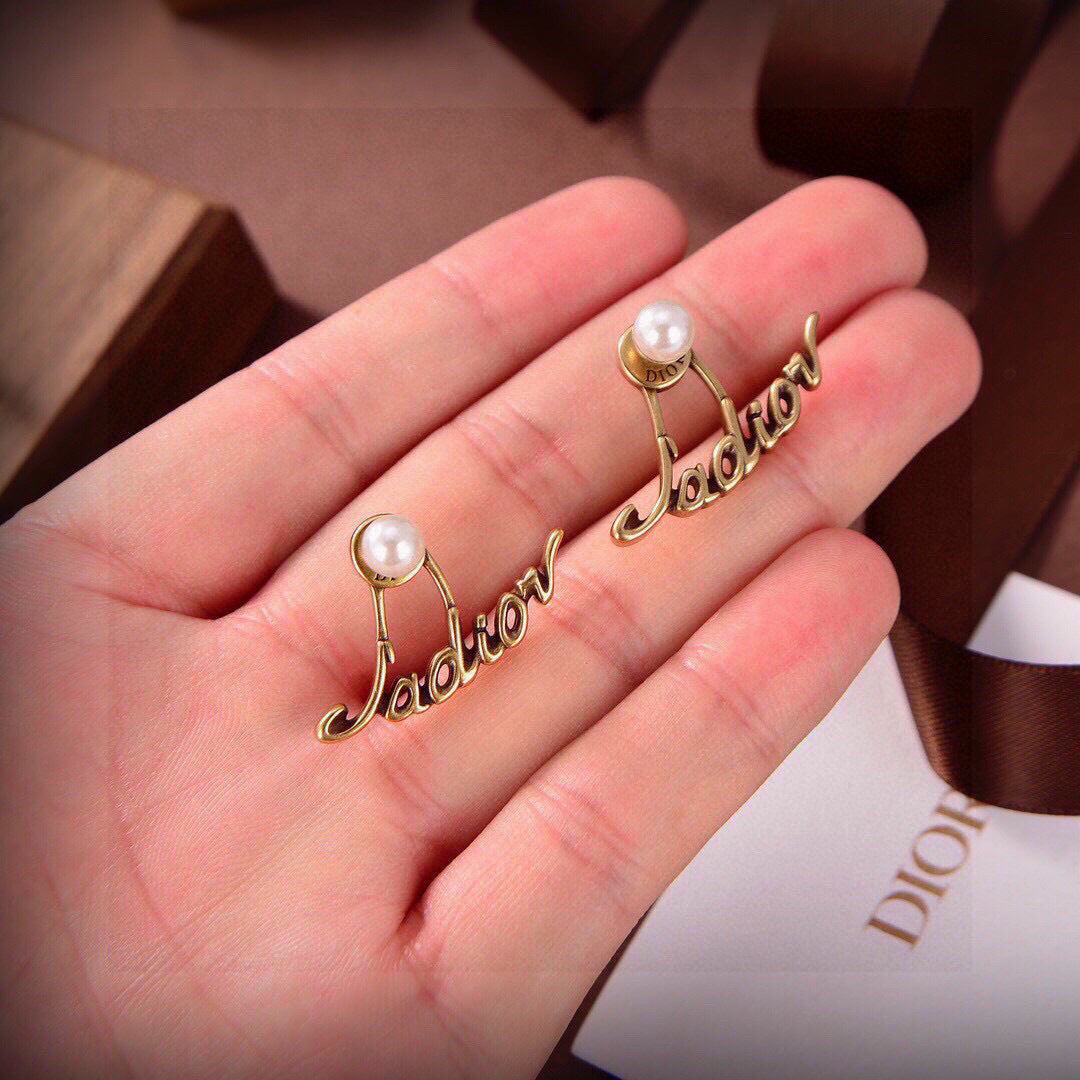CD 26S JADIOR PEARL LOGO CURVED STUD EARRINGS IN GOLD TONE METAL 629860
