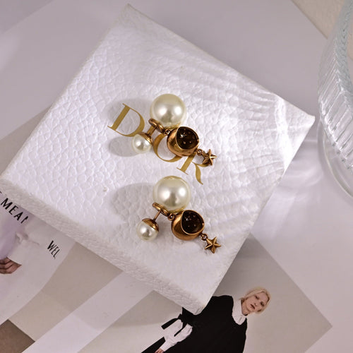 CD 26S CELESTIAL STAR PEARL DROP LOGO EARRINGS IN GOLD TONE METAL 629950
