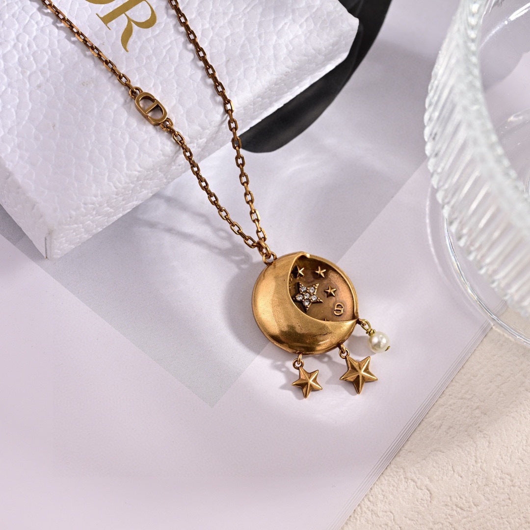 CD 26S STAR CHARM MEDALLION NECKLACE IN GOLD TONE METAL WITH PEARL 631058