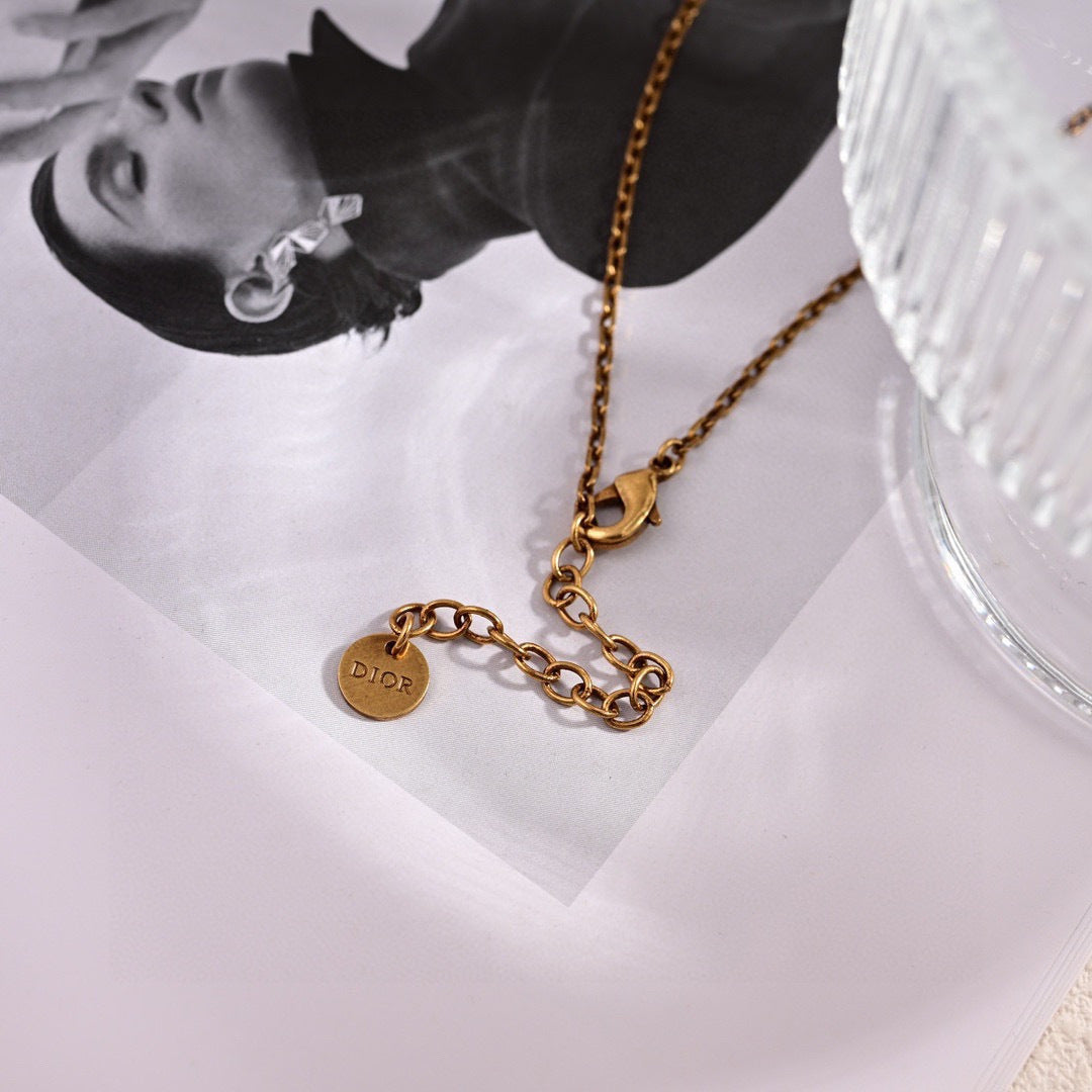 CD 26S STAR CHARM MEDALLION NECKLACE IN GOLD TONE METAL WITH PEARL 631058