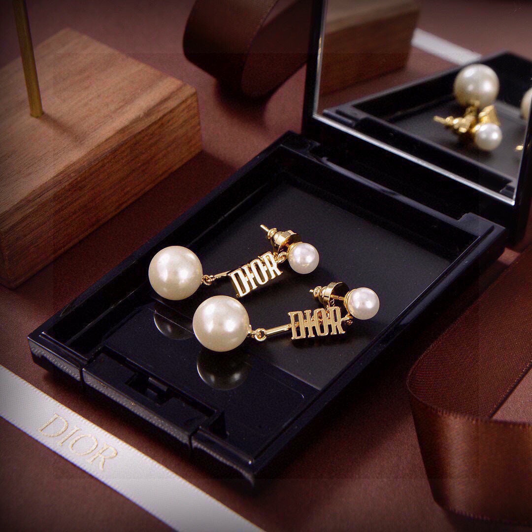 CD 26S PEARL DROP LOGO EARRINGS IN GOLD TONE METAL 631068