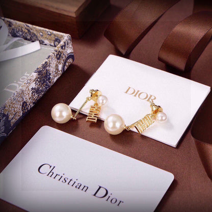 CD 26S PEARL DROP LOGO EARRINGS IN GOLD TONE METAL 631068