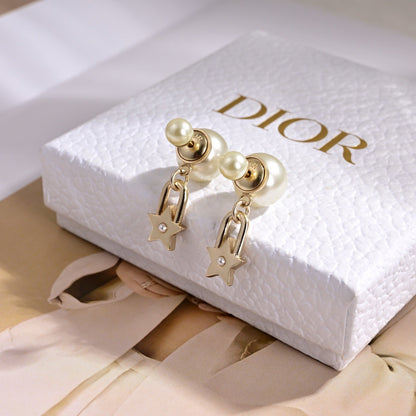 CD 26S PEARL STAR CHARM DROP EARRINGS IN GOLD TONE METAL 631864