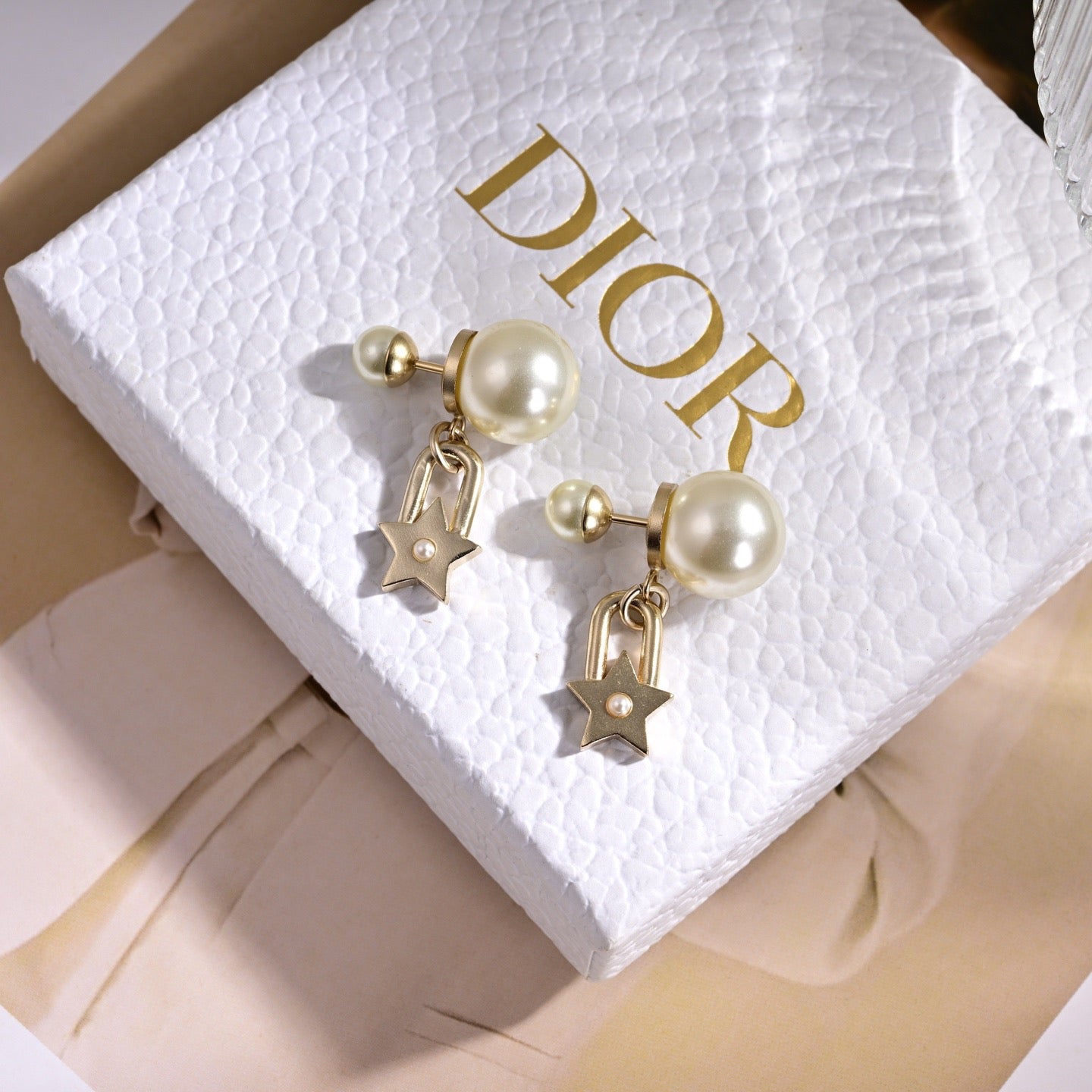 CD 26S PEARL STAR CHARM DROP EARRINGS IN GOLD TONE METAL 631864