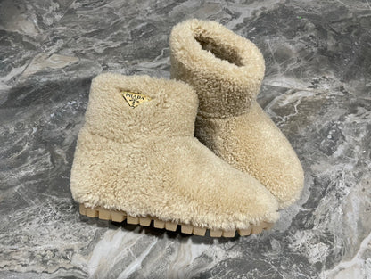 PRADA 26S ANKLE BOOTS IN BEIGE FUR