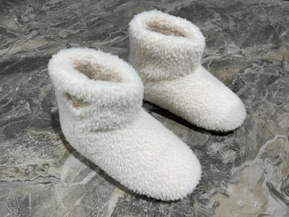 PRADA 26S ANKLE BOOTS IN WHITE FUR