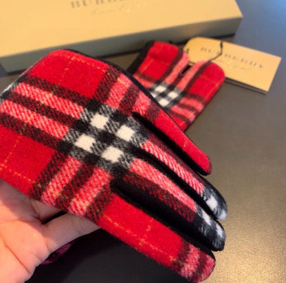 GLOVES IN CHERRY RED AND BLACK WOOL 448245