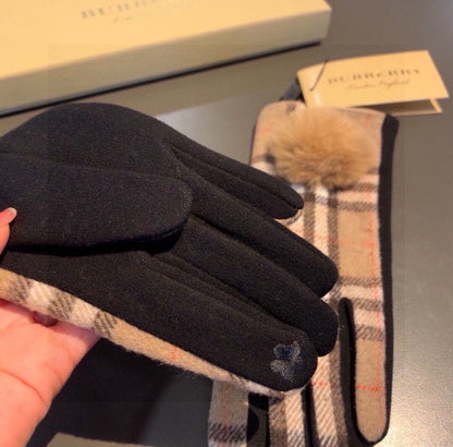 GLOVES IN CAMEL BEIGE AND BLACK WOOL WITH RABBIT FUR 448246