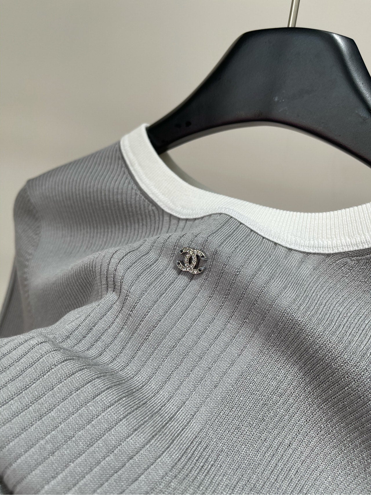 CHANEL SHORT-SLEEVE KNIT SWEATER 259270