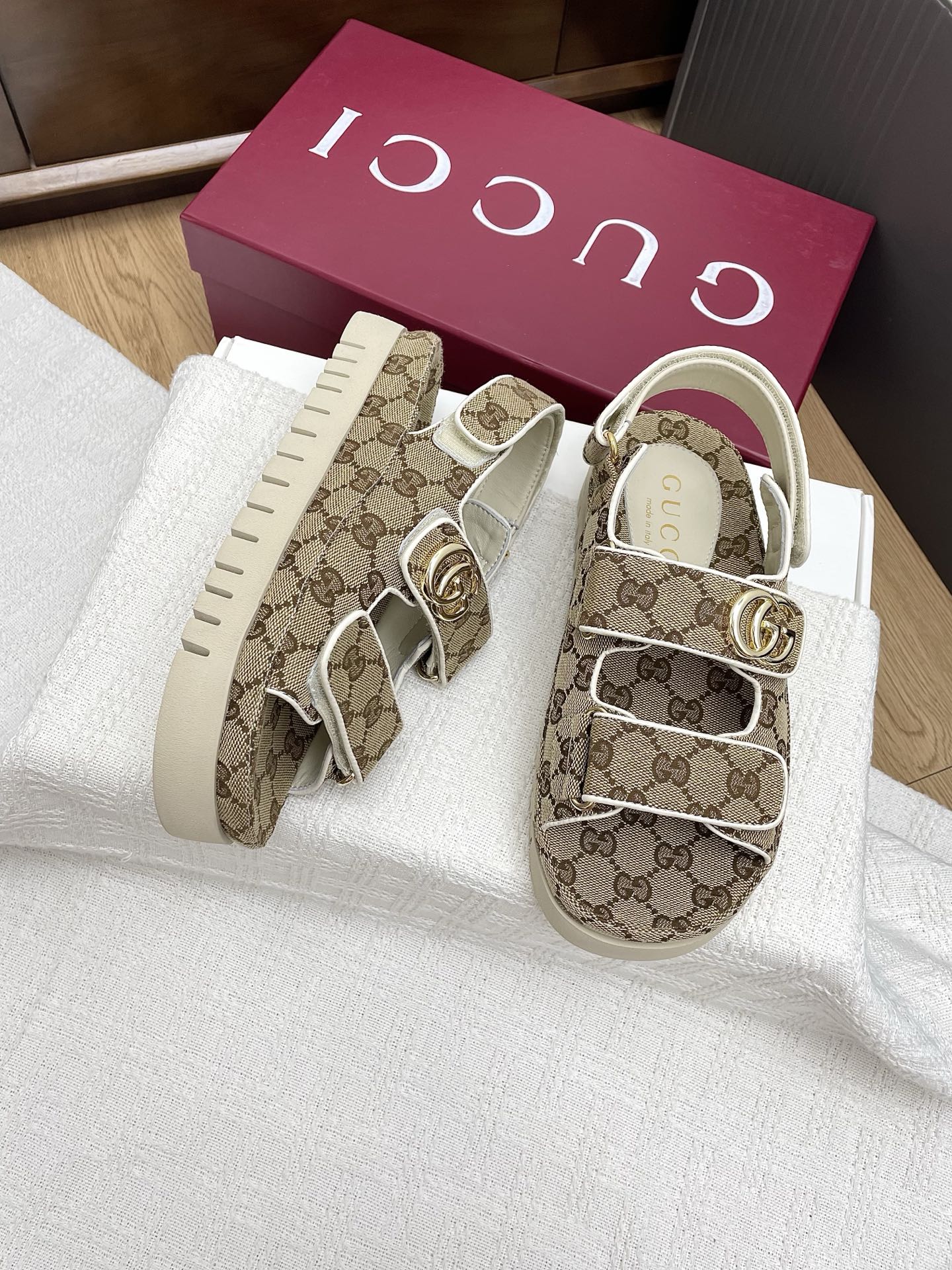 GG CLASSIC SANDALS 25S IN BEIGE FABRIC WITH GOLD HARDWARE