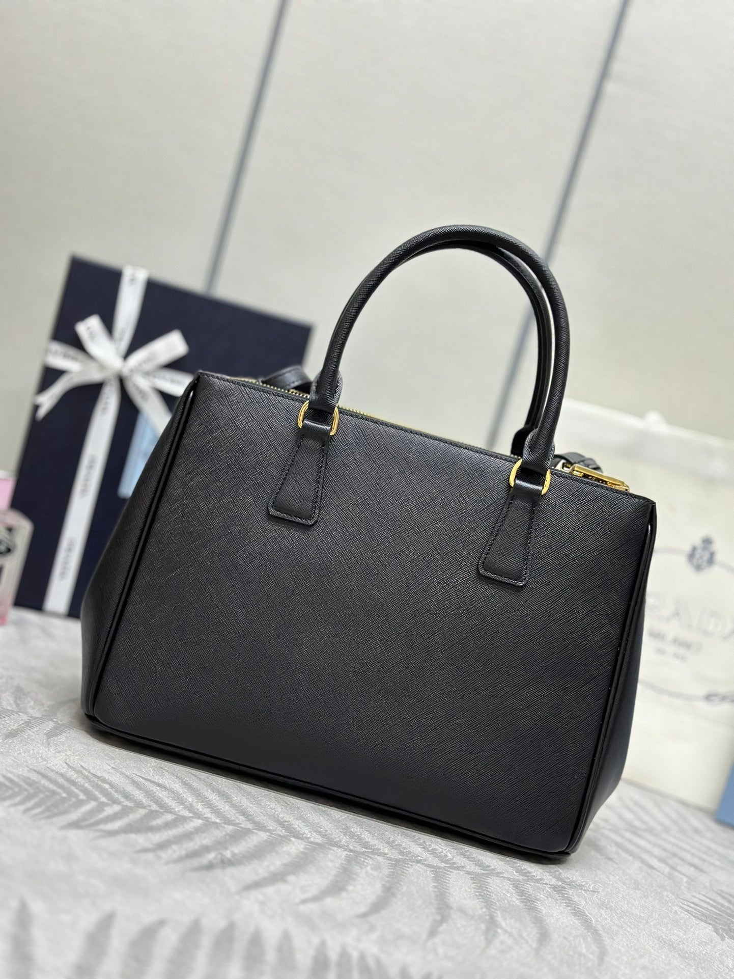 PRADA 25S GALLERIA LARGE BAG 32 IN BLACK CALFSKIN GOLD HARDWARE