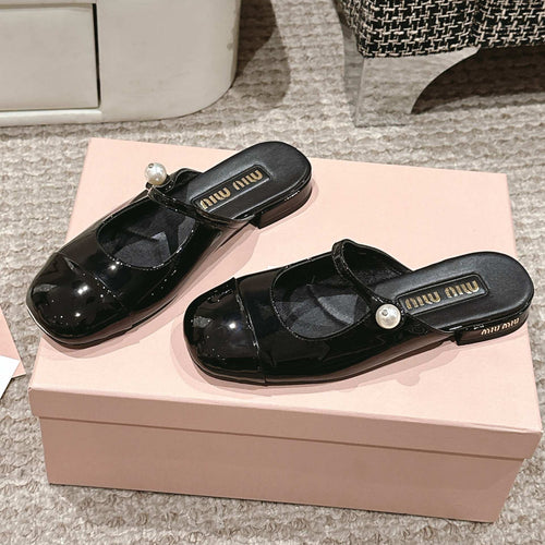 FLAT MULE IN BLACK PATENT CALFSKIN