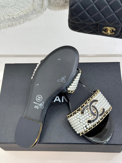 CC SLIDE SANDALS IN BLACK AND WHITE PEARL