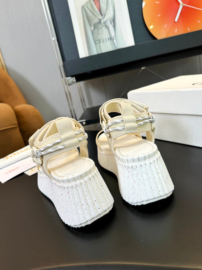 CHLOÉ NAMA WEDGE SANDALS IN BEIGE FABRIC AND WHITE RUBBER