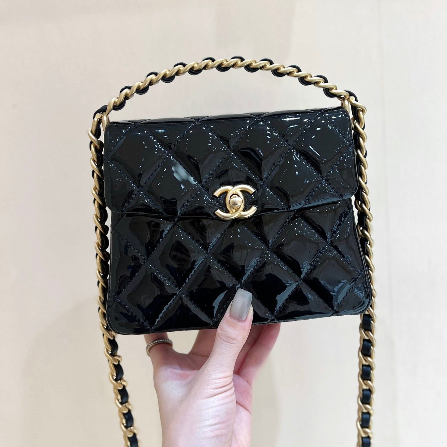 25S CHANEL TOTE CROSSBODY BAG 19 IN BLACK GLOSSY LEATHER WITH METAL HANDLE