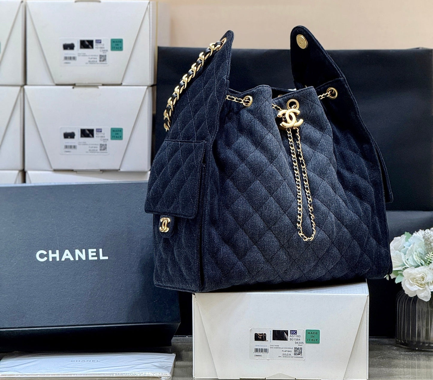 CC 25 HANDBAG 40 IN BLACK DENIM GOLD HARDWARE
