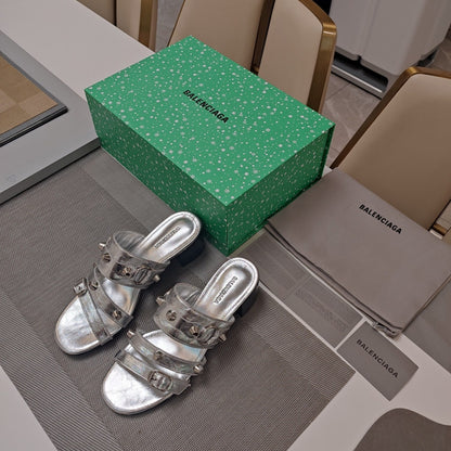 STRAPPY MEDIUM HEELED SANDALS IN SILVER STUDDED WAX-OIL SHEEPSKIN