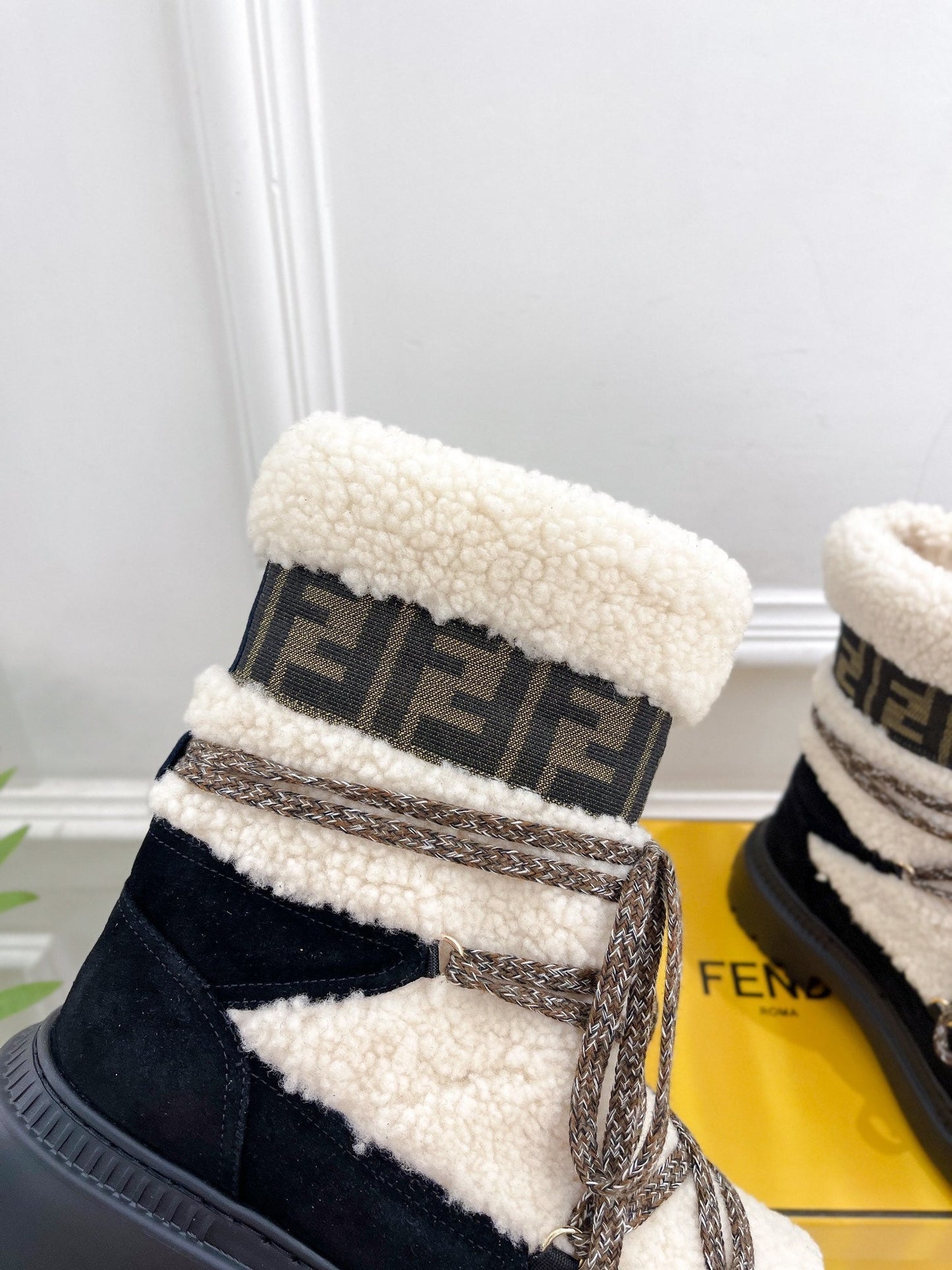 FENDI BOOTS 50MM IN BLACK AND BEIGE SHEARLING AND SUEDE