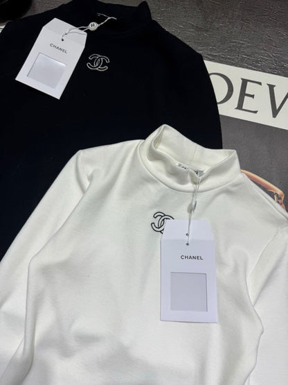 CHANEL 25S LONG-SLEEVE FLEECE-LINED T-SHIRT 613