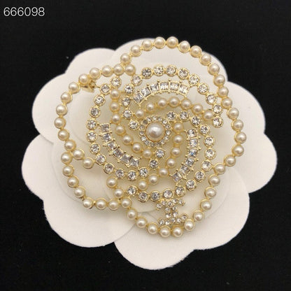 HOLIDAY SNOWFLAKE BROOCH IN WHITE PEARL AND CRYSTAL