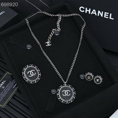 25P OVAL NECKLACE IN BLUE DENIM BLACK LEATHER-THREADED CHAIN