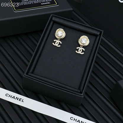 PENDANT EARRINGS IN GOLD METAL WHITE CRYSTAL TWISTED RIBBED DOUBLE C