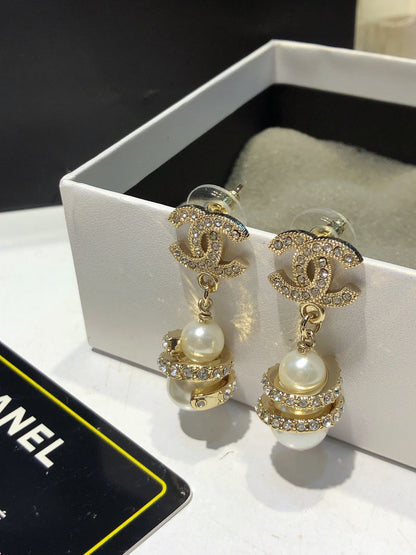 CHANEL 26S DOUBLE C LOGO PAVE CRYSTAL DROP EARRINGS WITH PEARL CHARM IN GOLD METAL 633339