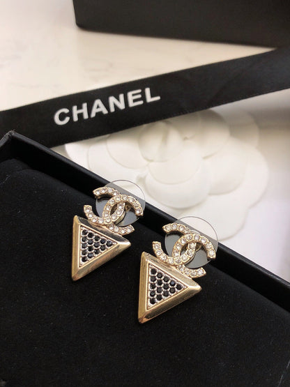CHANEL 26S DOUBLE C LOGO BLACK CRYSTAL TRIANGLE DROP EARRINGS IN GOLD METAL 6318352